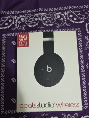 Beats Studio3 Wireless Headphones - Black & White Packaging